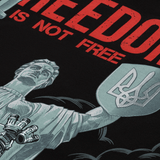 M-Tac T-Shirt Freedom printissä ukrainalainen sotilas ja vastarintasymbolit; kilpi ja miekka suojan ja vapauden symboleina.