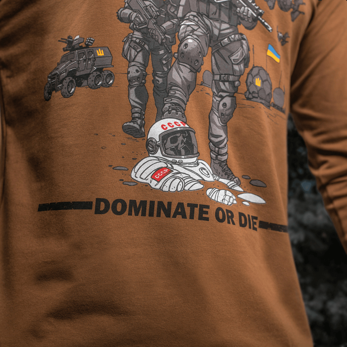 Grafiikka M-Tac T-paita UA Side pitkähihaisessa 'Dominate or Die' -iskulauseella ja sotilasaiheella.
