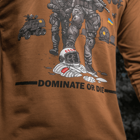 Grafiikka M-Tac T-paita UA Side pitkähihaisessa 'Dominate or Die' -iskulauseella ja sotilasaiheella.