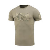 M-Tac T-Shirt Logo camokuvioinnilla, ikoninen M-Tac-logo ja "Born by Revolution – Hardened by War" -slogan hihassa.