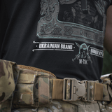 M-Tac T-Shirt Odin Mystery Odin-printillä ja modernilla sotilastarvikkeella, lähikuva.