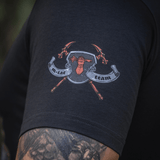 Yksityiskohta M-Tac T-Shirt Steel Knightistä, hihan logo, symboloi voimaa ja rohkeutta Ukrainan puolustusvoimille.