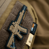M-Tac AR-15 3D PVC Patch, kiinnitetty reppuun Velcrolla, taktinen moraalimerkki kestävästä PVC:stä AR-15-intoilijoille.