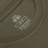 M-Tac Tactical Sweat-Wicking T-Shirt Summer, lähikuva etiketistä, oliivinvihreä, 100% polyesteri, hikiä siirtävä.