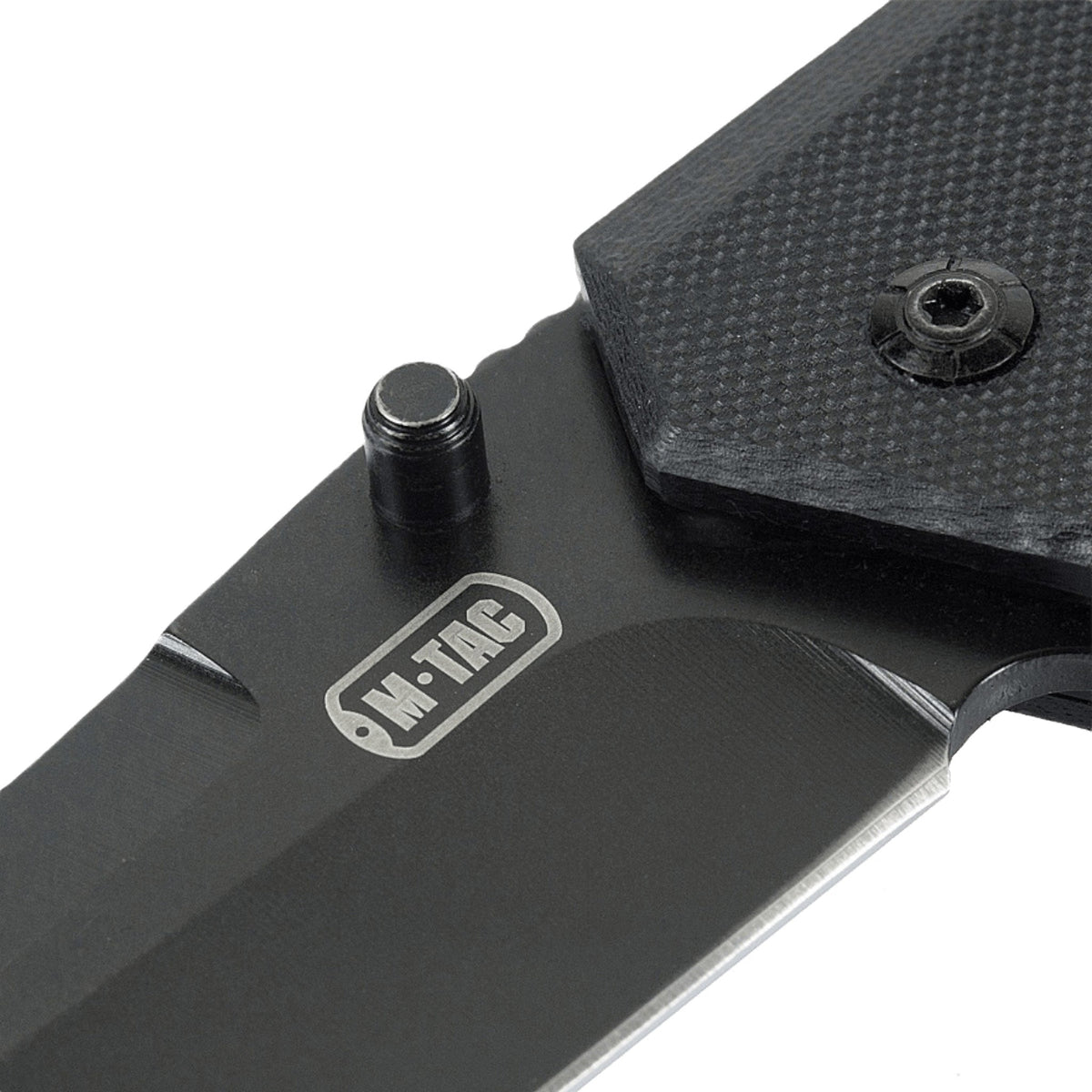 M-Tac Outdoor & Militær taittoveitsi - Type 5, lähikuva G10-komposiittikahvasta, näkyvä ruostumaton terä ja logo.