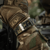 M-Tac Tactical Ur 2037 camo-kuosissa ranteessa, kestävä ranneke, sopii taktiseen käyttöön ja ulkoiluun.