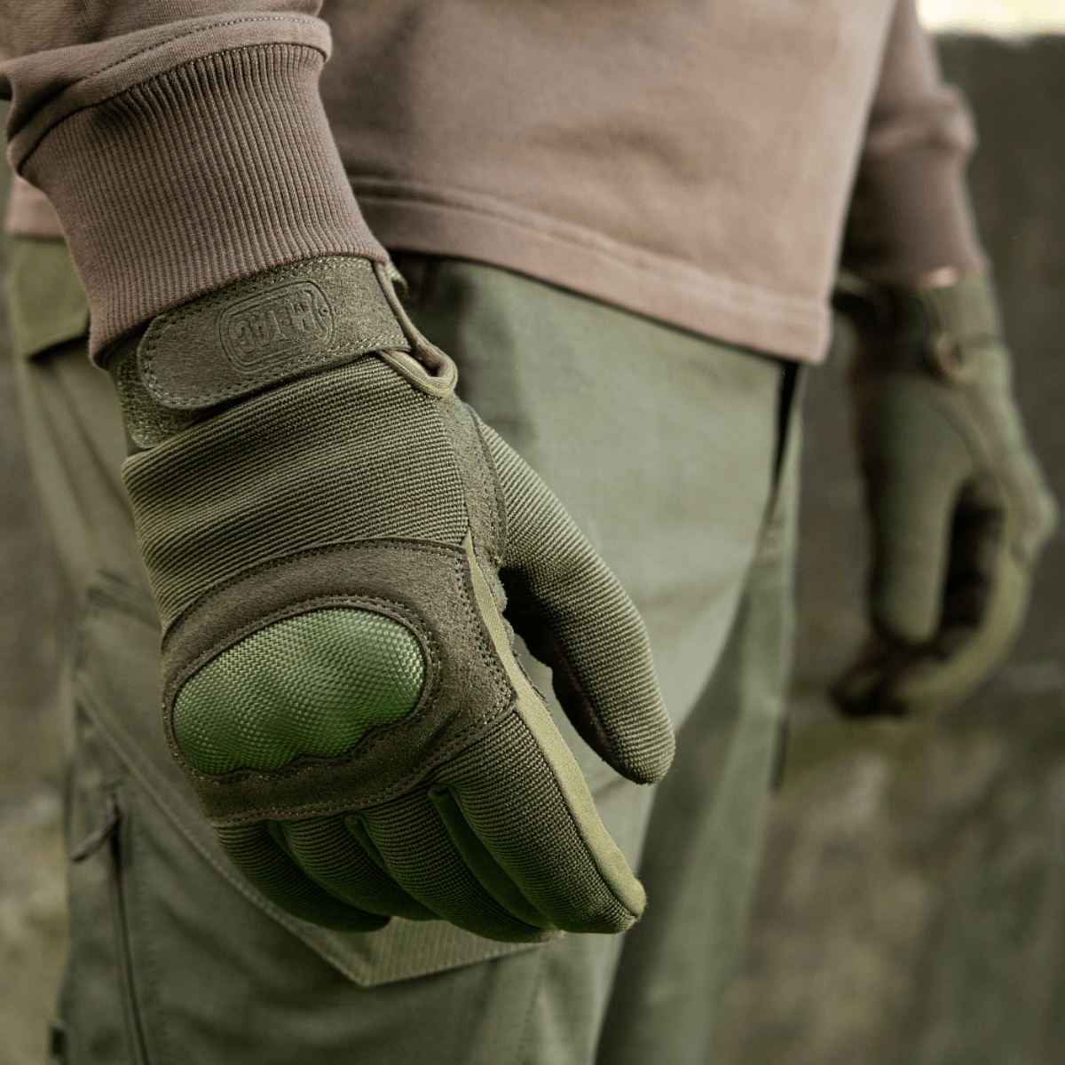 M-Tac Assault Tactical Mk.3, vahvistettu kämmen ja velcro, suunniteltu aseenkäyttöön ja käyttäjäystävälliseen istuvuuteen.