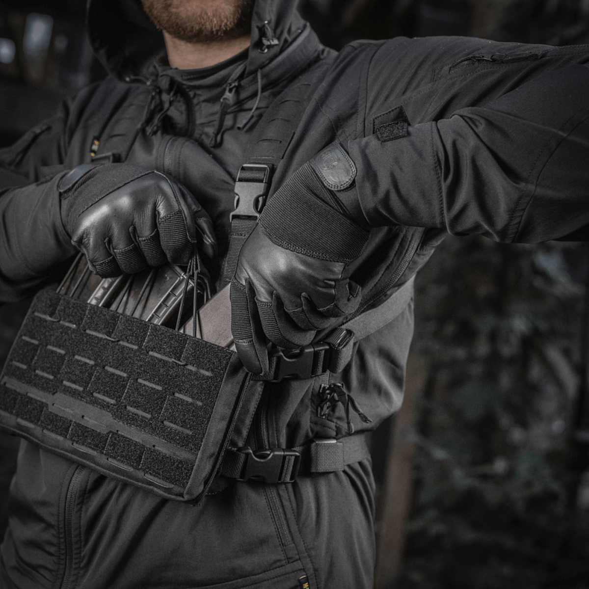 M-Tac Handsker Police Gen.2 käytössä, taktiset käsineet turvallisuuteen ja aseenkäsittelyyn, nahkaa ja synteettistä materiaalia.