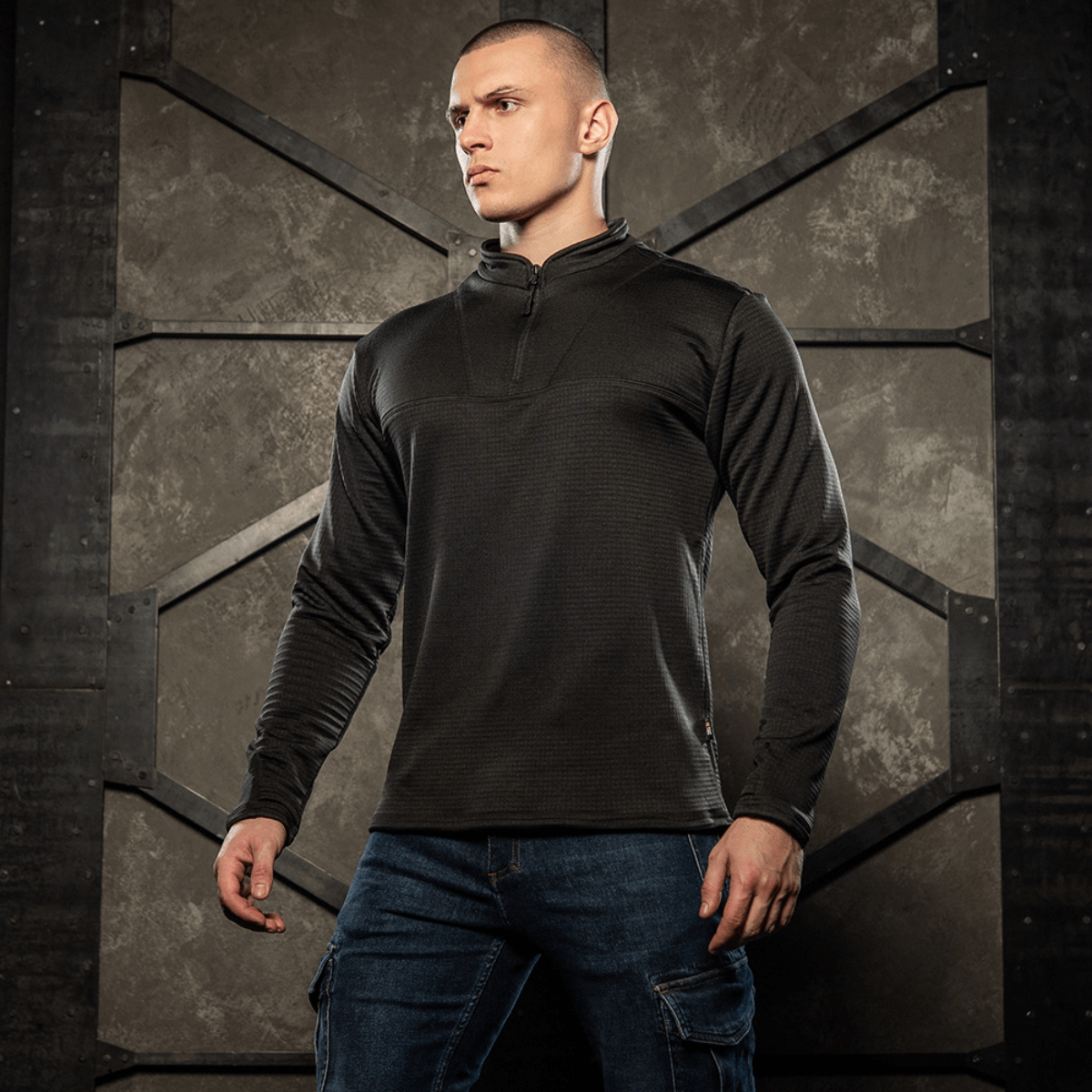 Mies pukeutuneena M-Tac Thermal Fleece Trøje Delta Level 2 mustassa ympäristössä.