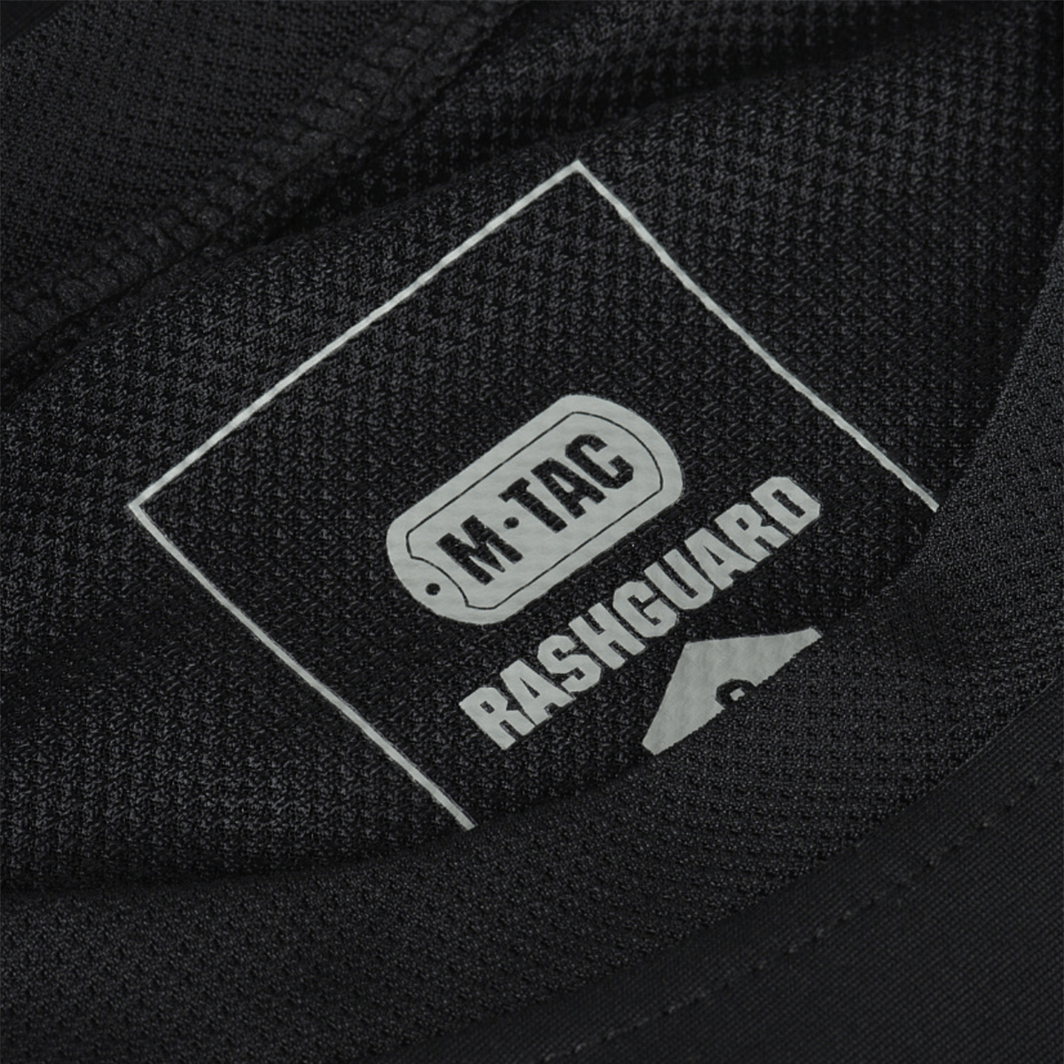 M-Tac Thermal Rashguard -T-paidan sisätarra, näyttää merkin ja materiaalit, sopiva talven baselayeriksi.