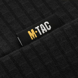 Yksityiskohta M-Tac Thermal Fleece Trøje Delta Level 2:sta M-Tac-logolla mustassa polyesterikankaassa. Sopii kylmään ilmastoon.