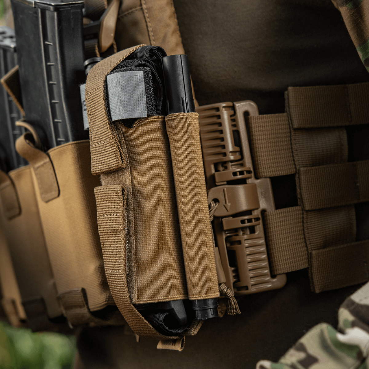 M‑Tac Tourniquet Pouch Elastic Gen.5 kiinnitetty taktiseen liiviin, Cordura 500D.