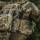 M‑Tac Tourniquet Pouch Elastic Gen.5 taktisen liivin päällä, käytetään pitämään CAT-tourniquet paikallaan tehtävissä.