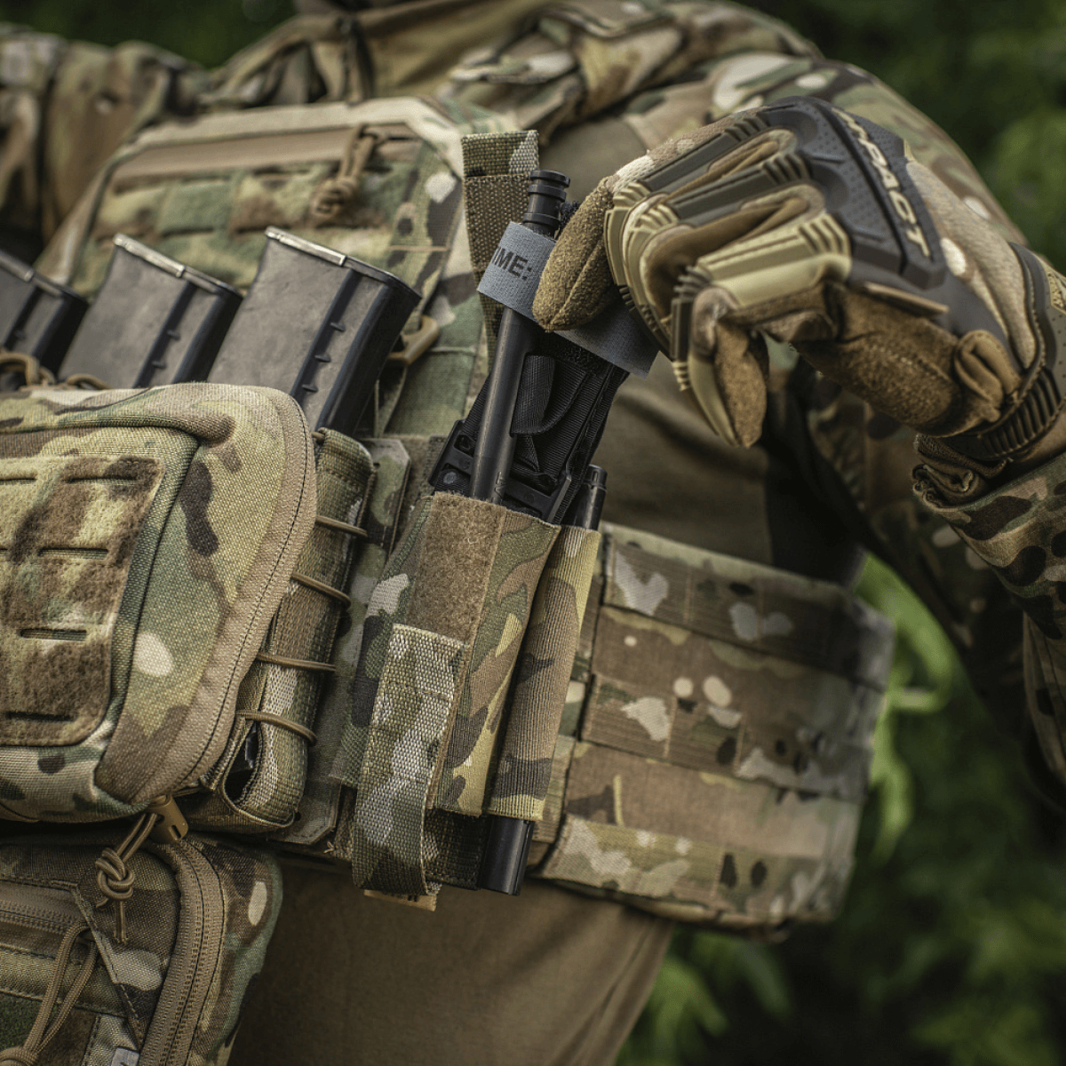 M‑Tac Tourniquet Pouch Elastic Gen.5 taktisen liivin päällä, käytetään pitämään CAT-tourniquet paikallaan tehtävissä.