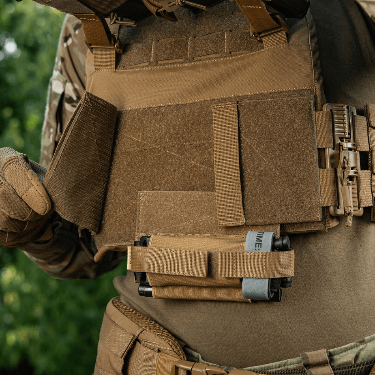 M‑Tac Tourniquet Pouch Elastic Gen.5 kiinnitetty taktiseen varustukseen, näyttää joustavan kiinnityksen ja etuvelcron sijainnin.