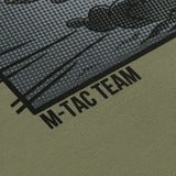 Yksityiskohta M-Tac t-paidasta Comics Drone Girl M-Tac Team -logolla, painettu MagnaColours® premium-musteella.