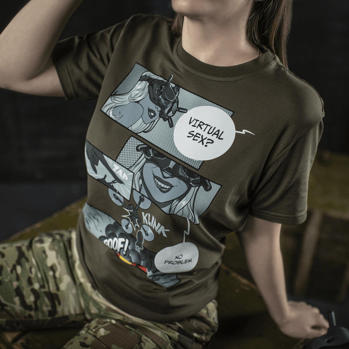 M-Tac T-Shirt Comics Drone Girl en comic-tyylinen print, jossa FPV-pilotti symboloi voimaa ja tehokkuutta luovassa designissa.