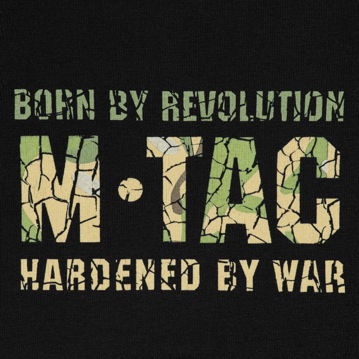M-Tac T-Shirt Logo camokuvioinnilla ja tekstillä "Born by Revolution - Hardened by War" ikoniseen tyyliin.