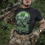 M-Tac T-Shirt Night Vision Odin-printillä ja taisteluvarusteilla, mukaan lukien NVG-kypärä, ja teksti 'Valhalla Calling'. Mukava puuvillasekoite.