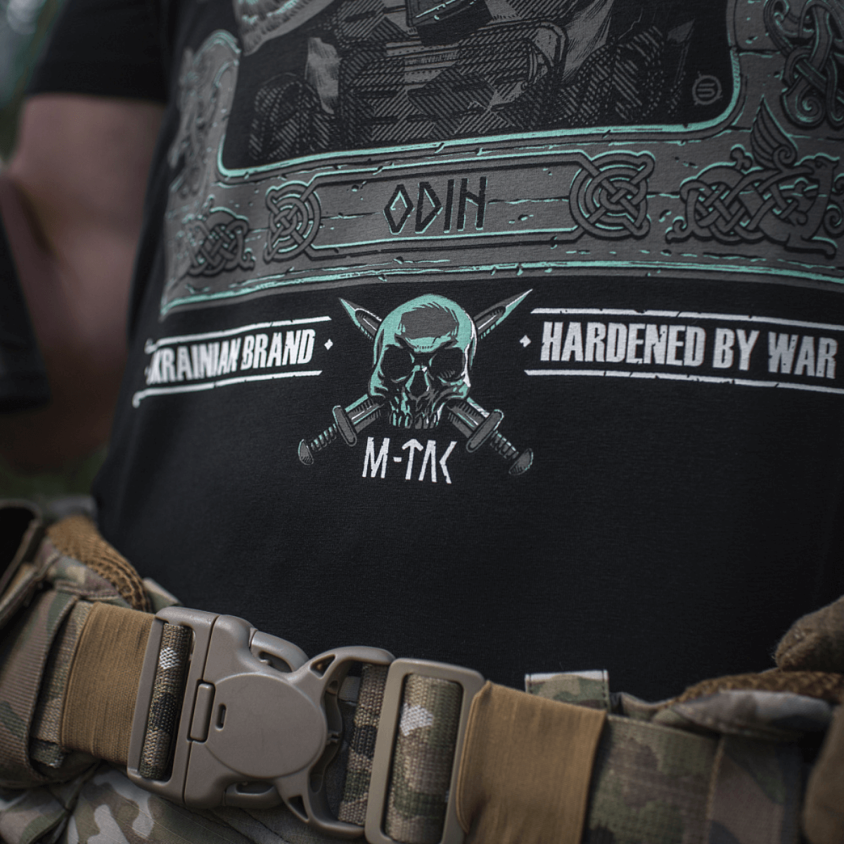 M-Tac T-Shirt Odin Mystery ainutlaatuisella Odin-printillä, korpit Hugin ja Munin ja teksti 'Valhalla Calling'. Mukava puuvillasekoite.