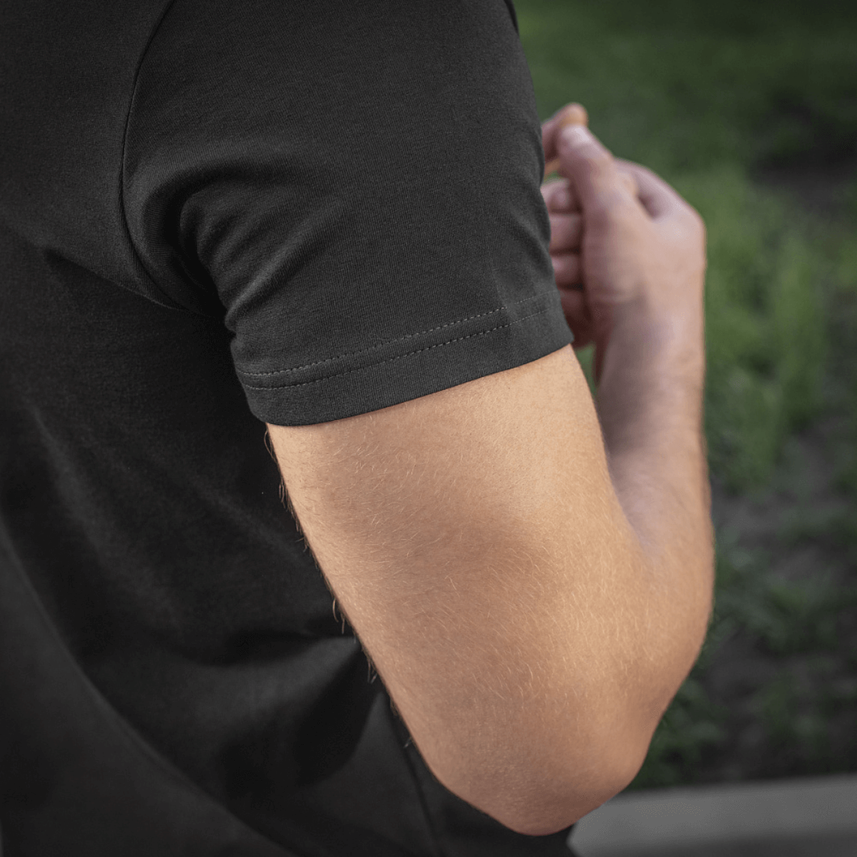 M-Tac T-shirt Black Sea Expedition musta arkeen ja aktiiviseen käyttöön, lähikuva hihasta ja istuvuudesta, 93% puuvillaa, 7% elastaania