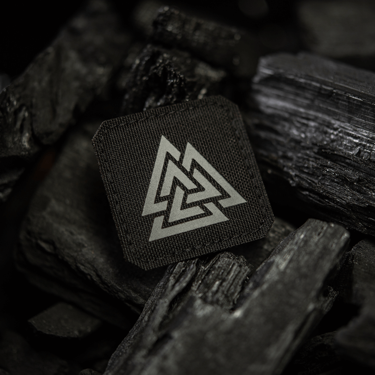 M-Tac Patch Valknut Laser Cut Odin symbol mustalla taustalla.