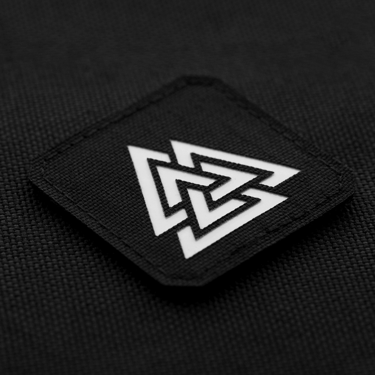 M-Tac Patch Valknut Laser Cut Odin symbol vaalealla kuviolla mustalla taustalla.