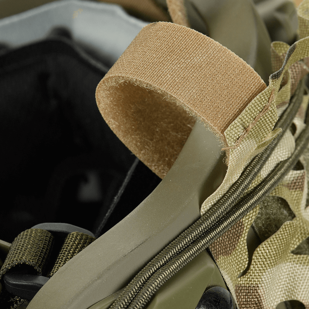 M‑Tac Vilha Hjelmcover FAST Cordura 500D:llä, Velcro-remmit ja camouflagedesign, Multicam-kuvio lähikuvassa.