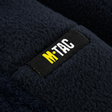 M-Tac Watch Cap Elite Fleece Beanie Hat Velcro, tummansininen fleece lähikuvassa, merkki näkyvissä. Ihanteellinen kylmään säähän ja taktiseen käyttöön.
