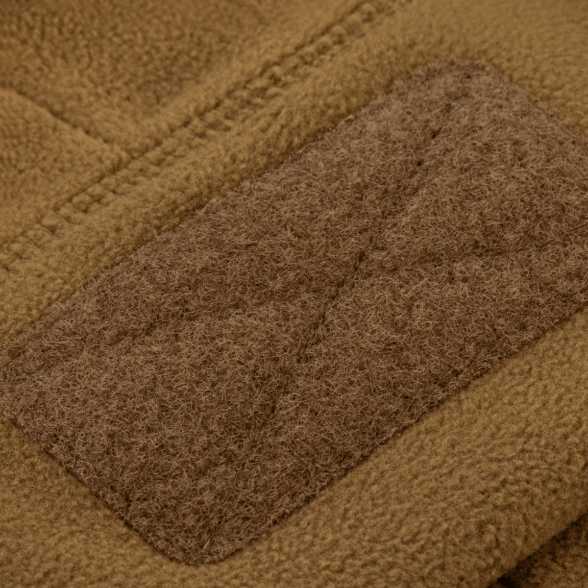 Lähikuva M-Tac Watch Cap Elite Fleece Beanie Hat Velcrosta, fokus Velcro-paneeliin ja fleecemateriaaliin, ihanteellinen taktiseen käyttöön.