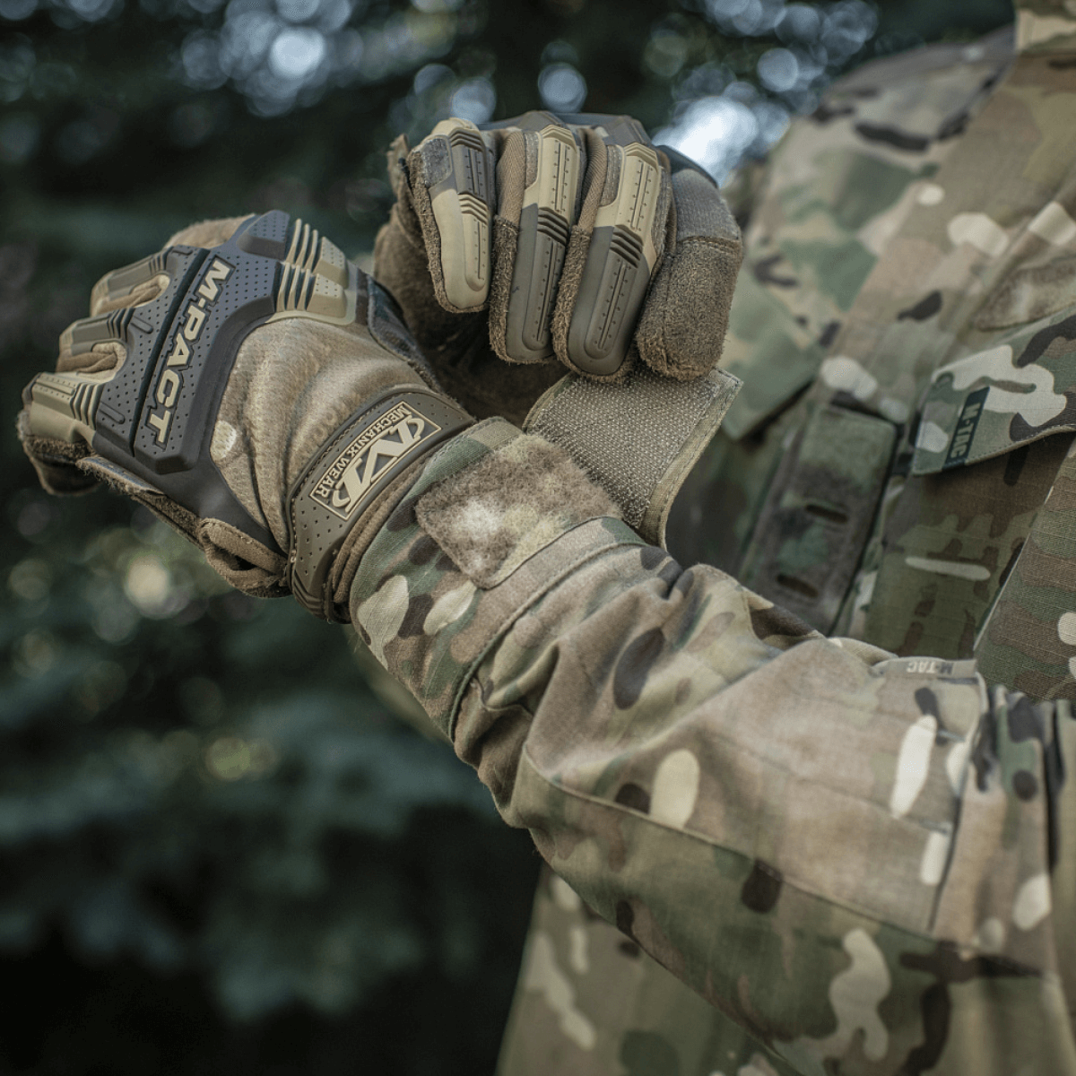 M-Tac-takki Sturm Gen.II NYCO Extreme multicam-kuvioinnilla, taktiseen käyttöön, yksityiskohta materiaalin kestävyydestä käsineiden kanssa.