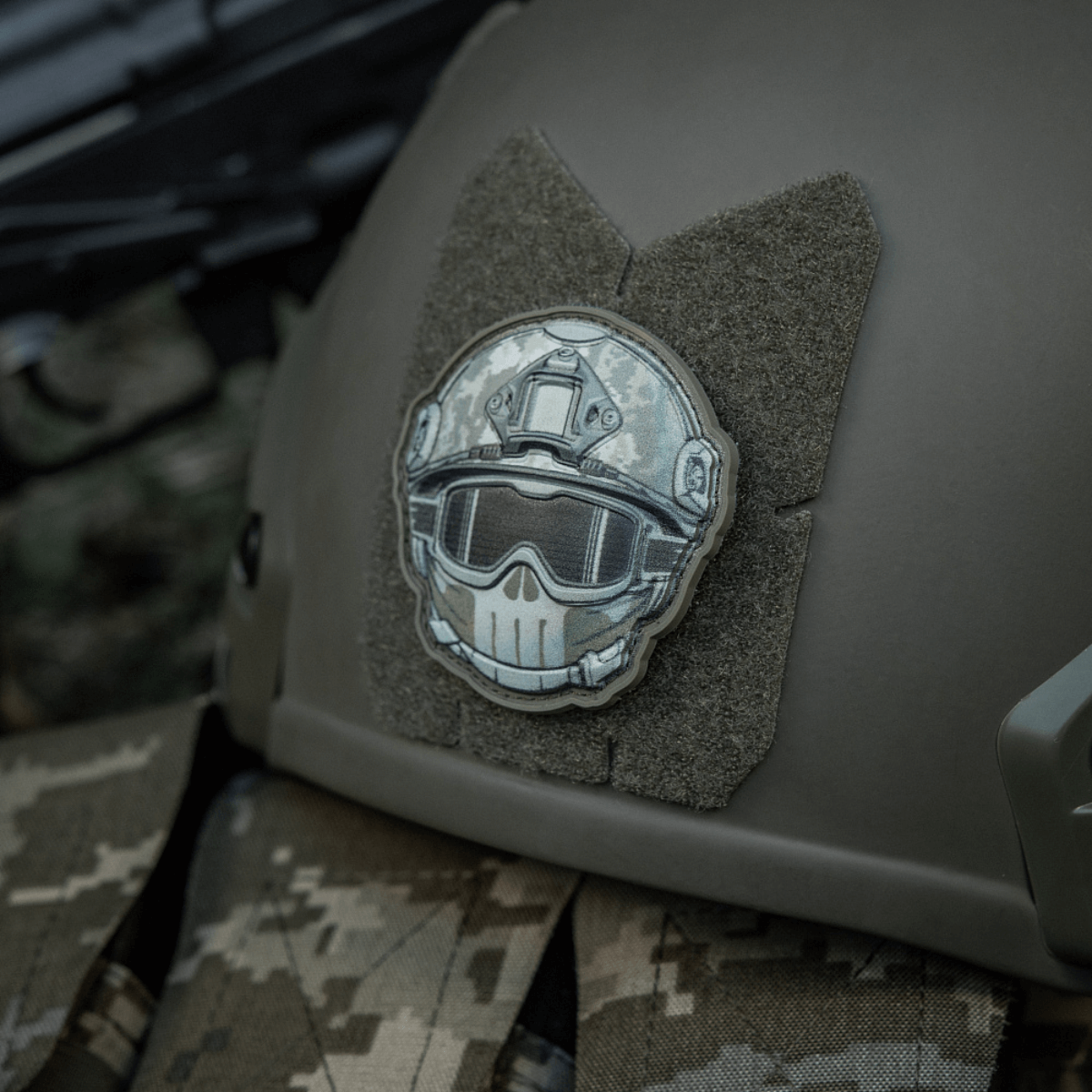 M-Tac Patch Emoji #20 3D-efektillä kypärässä, PVC-materiaali, taktinen ja hauska morale-tarra Velcro-kiinnityksellä.