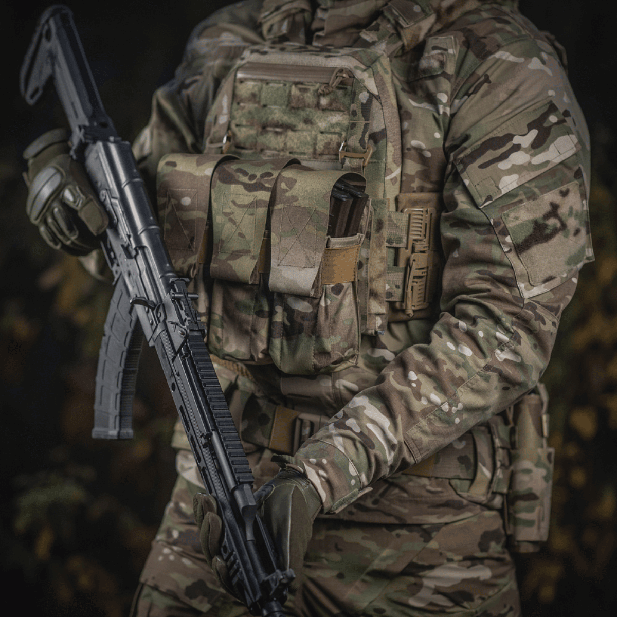 M-Tac 2-lipastasku kestävästä Cordura-materiaalista Multicam-kuvio, tarrakiinnitys ja NIJ-sertifiointi, galleria-asento 1.