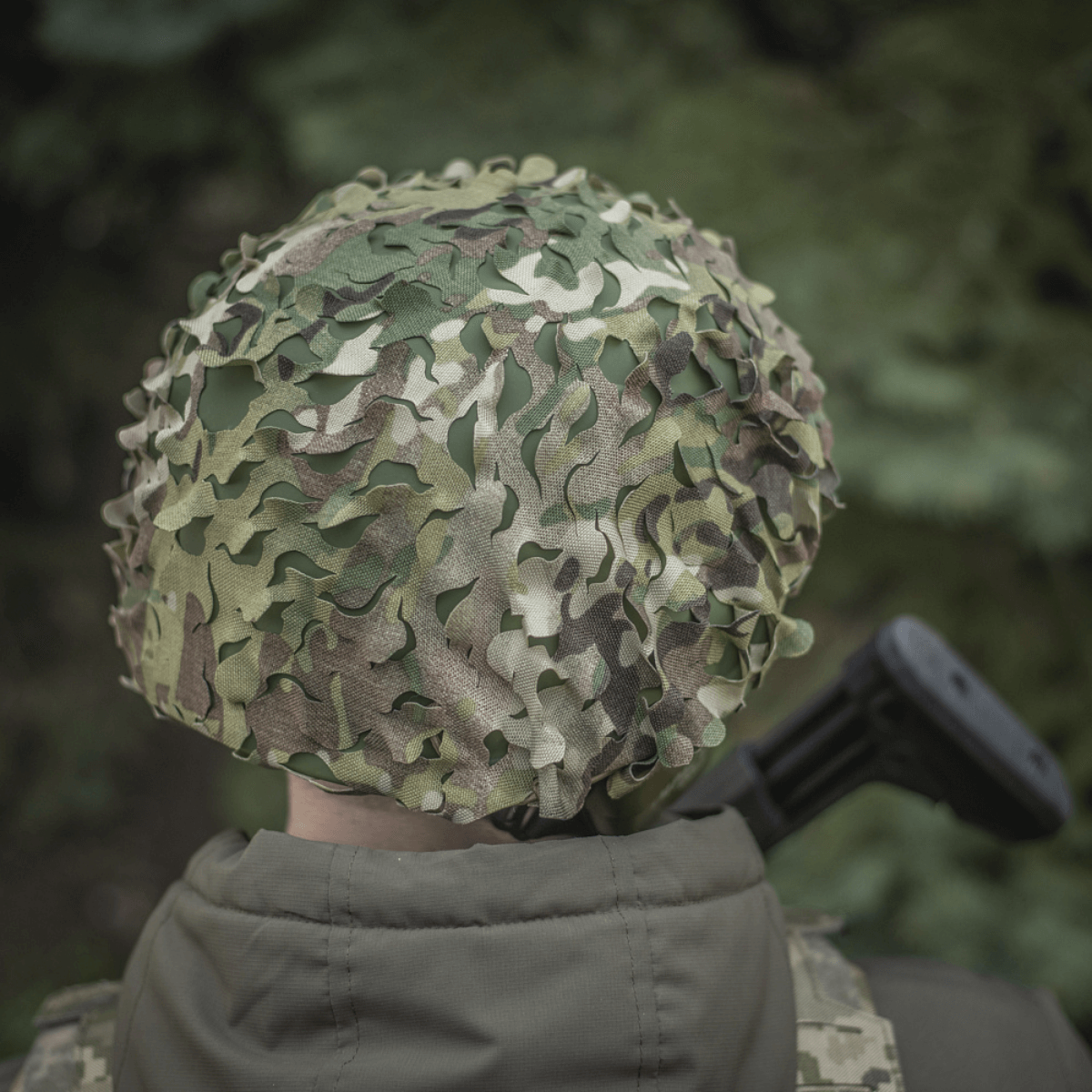 M‑Tac Vilha Hjelmcover Elite MULTICAM-camossa kypärällä, suunniteltu FAST-kypärille, sopii epätasaiseen maastoon.