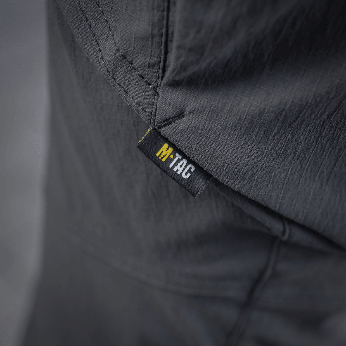 M-Tac housut Sahara Flex Light yksityiskohta: kulutusta kestävä nailonkangas ja joustava design kesäaktiviteetteihin.