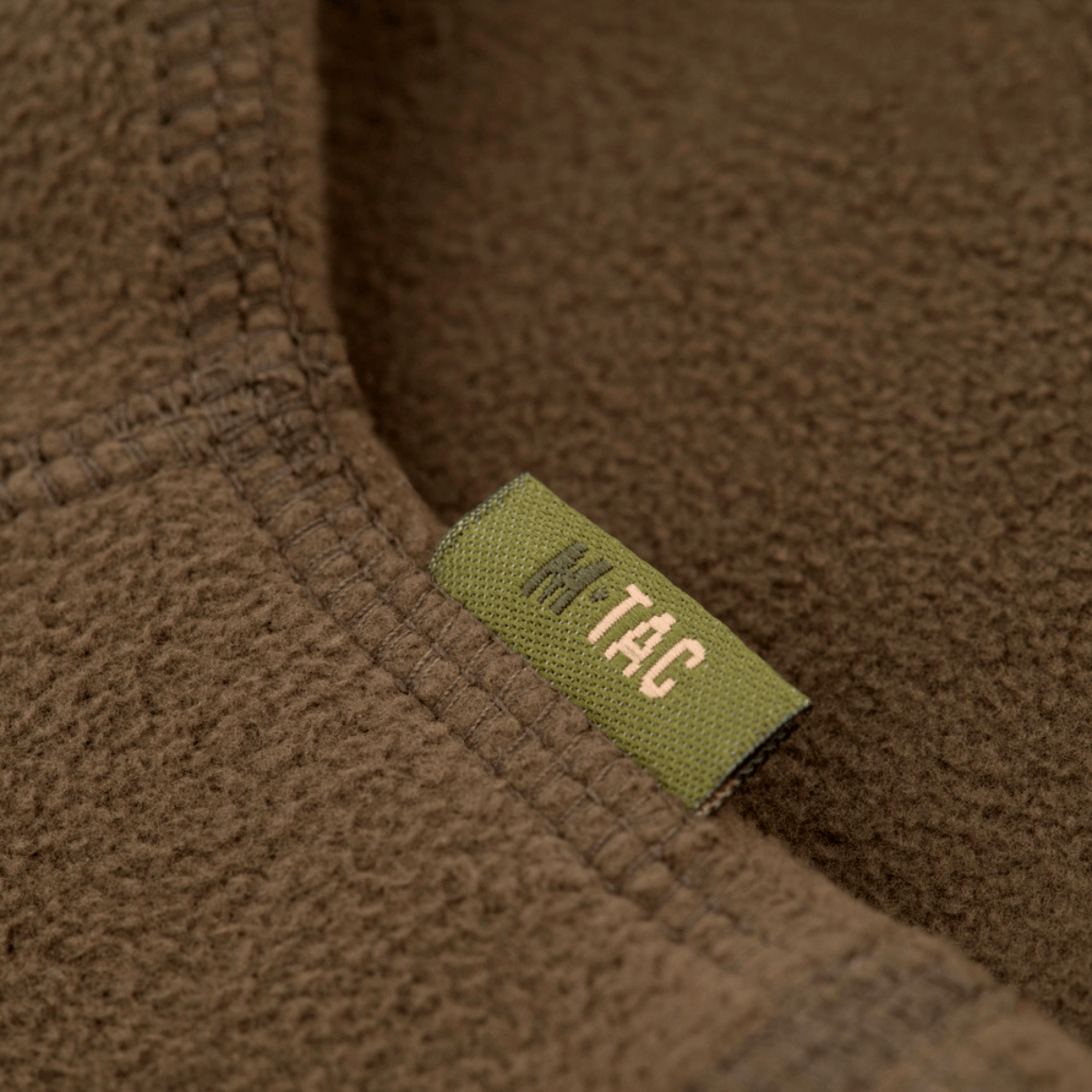 M-Tac Fleece Neck Gaiter (Tok Tube) lähikuva pehmeästä ja kestävästä fleecemateriaalista, täydellinen kylmiin olosuhteisiin ja ulkoiluun