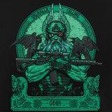 M-tac Flag Odin Night Vision 630x900 modernilla Odin-soturilla taisteluasussa ja AR-15:llä, sivulla korppeja, symboloiden voimaa ja viisautta.