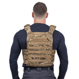 EA Plate Carrier Camo maastokuvioitu, kestävä materiaali, joustava levyvaljas, galleria-asento 1 takaa mallilla.