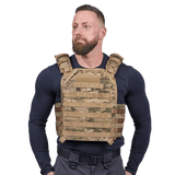 EA Plate Carrier Camo maastokuvioitu, kestävä materiaali ja modulaarinen muotoilu ammattilaiskäyttöön, galleria-asento 1 mallilla.