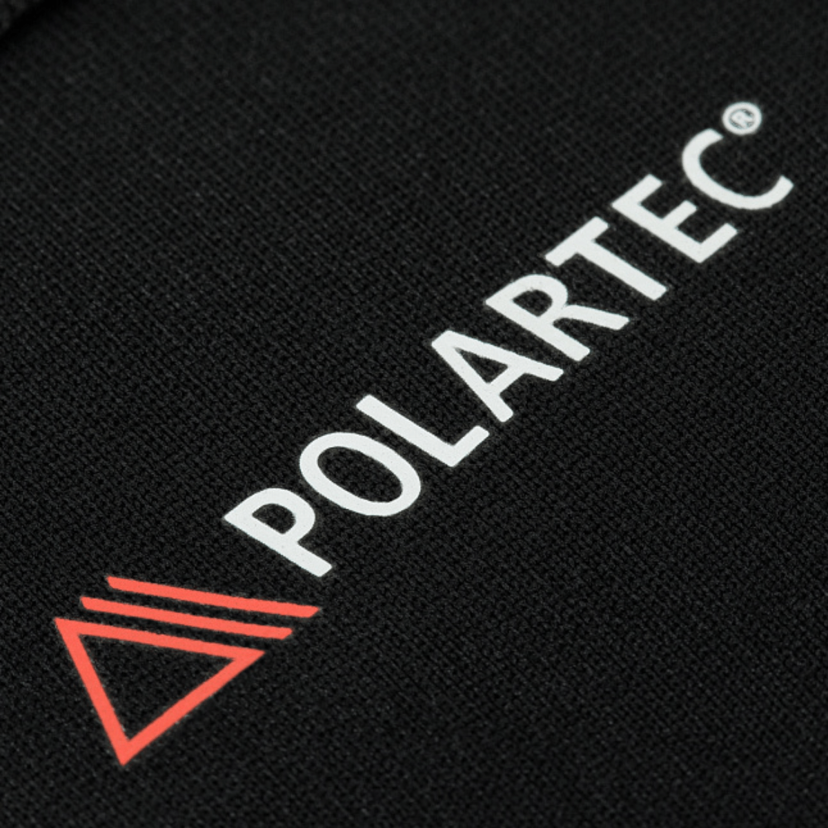 Polartec-logo M-Tac Level I Polartec Thermal -housujen kankaassa, osoittaa Power Dry®-materiaalin kestävyyden ja laadun.