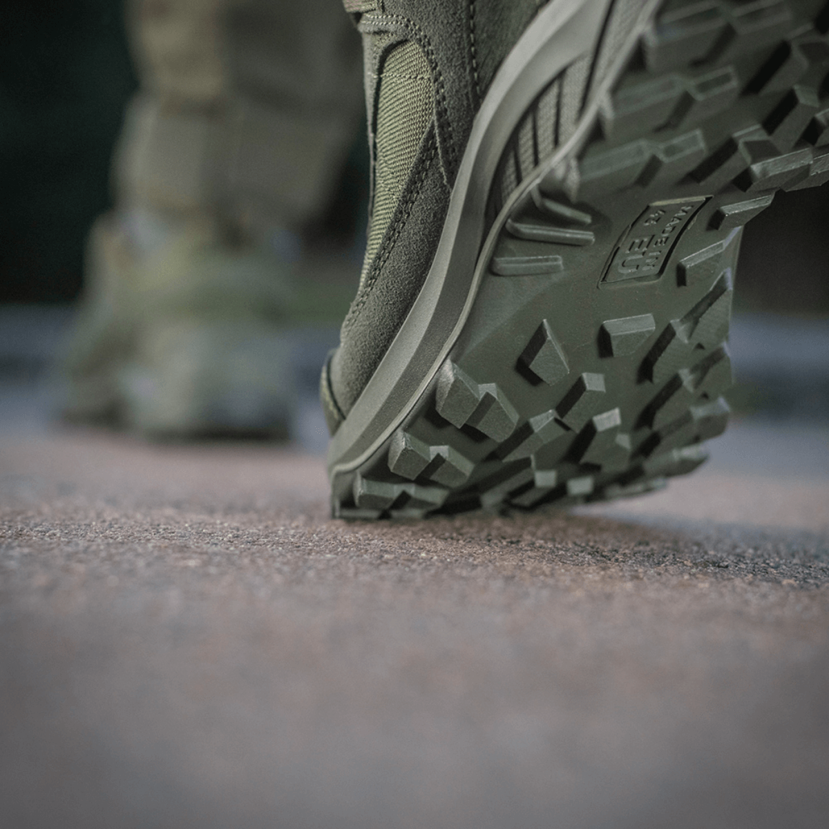Tactical Sneakers Demi-Season – kevyt ja mukava, sopii retkeilyyn ja polkujuoksuun, kuvattu asfaltoidulla polulla vahvalla pohjalla.